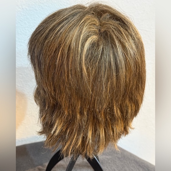 ROXY WIG, TONY OF BEVERLY, COLOR KAHLUA. Layered short Roxy. Highlights. In Box! - Picture 8 of 14